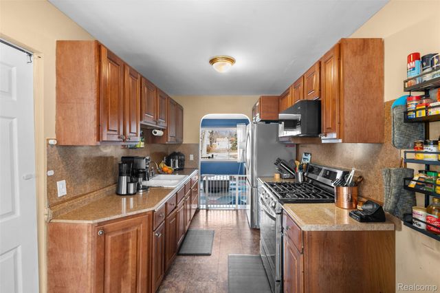 592 E Dallas Avenue, Madison Heights, MI 48071