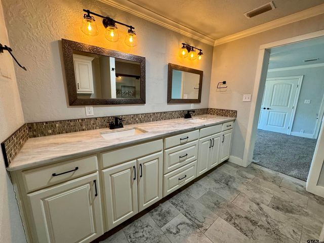 403 E Henderson St, Overton, TX 75684