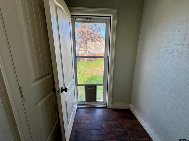 403 E Henderson St, Overton, TX 75684