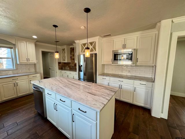 403 E Henderson St, Overton, TX 75684