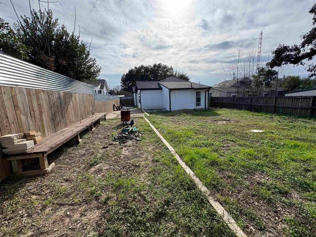 403 E Henderson St, Overton, TX 75684