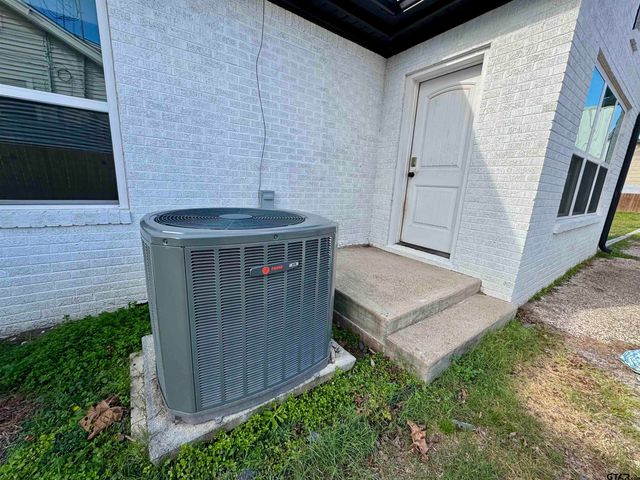 403 E Henderson St, Overton, TX 75684