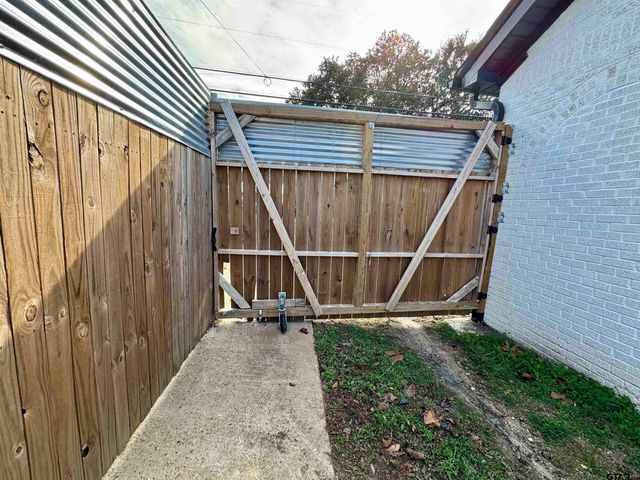 403 E Henderson St, Overton, TX 75684