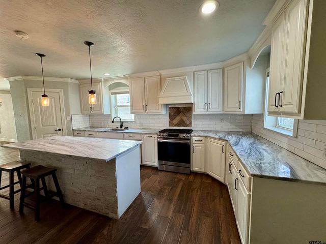 403 E Henderson St, Overton, TX 75684