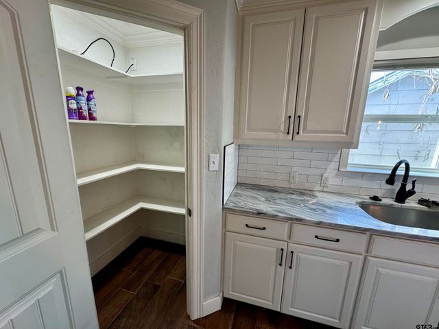 403 E Henderson St, Overton, TX 75684