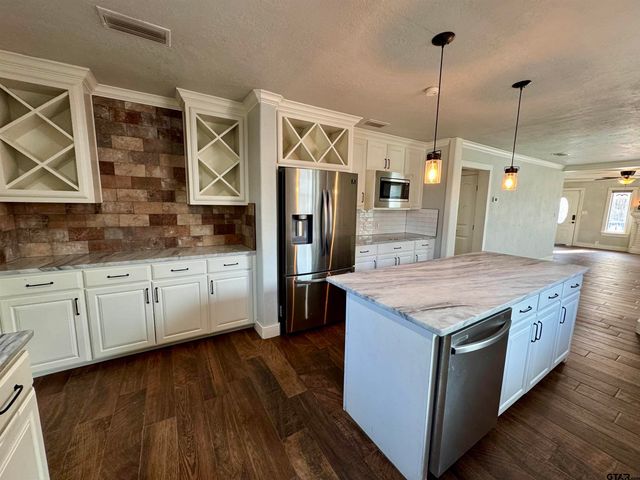 403 E Henderson St, Overton, TX 75684