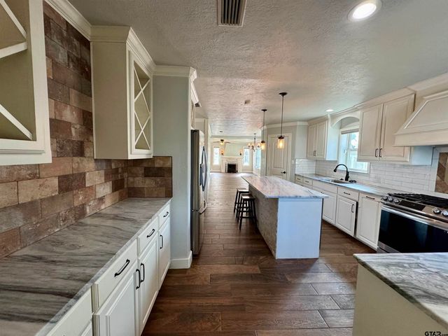 403 E Henderson St, Overton, TX 75684