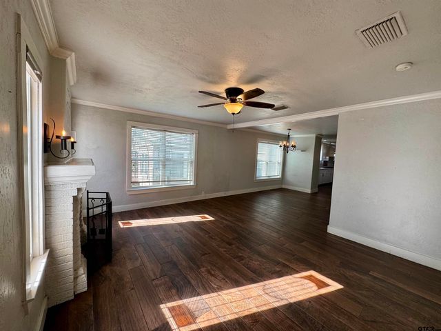 403 E Henderson St, Overton, TX 75684