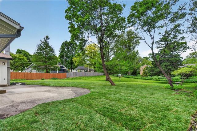 9112 Reeds Drive, Overland Park, KS 66207