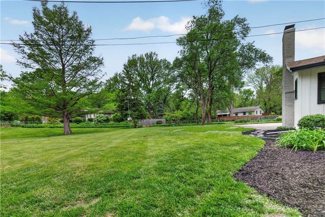 9112 Reeds Drive, Overland Park, KS 66207