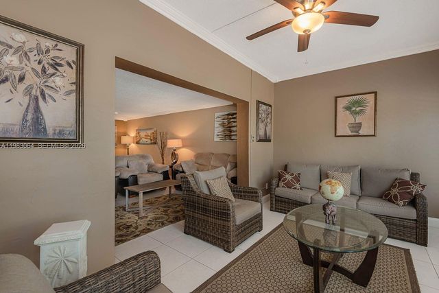 4270 NW 40th St 201, Lauderdale Lakes, FL 33319