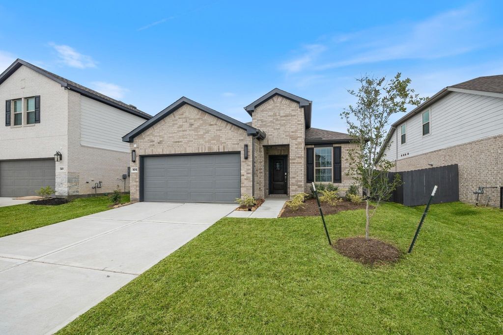 9015 Cedar Crescent Drive, Baytown, TX 77521