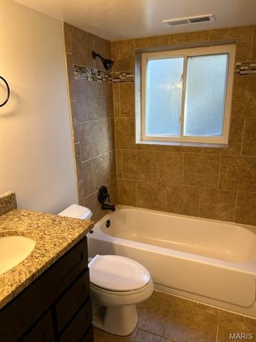 1 Braquewood Court, Manchester, MO 63021