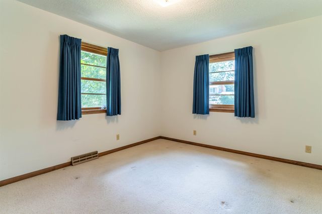 847 Lynkaylee Drive, Waterloo, IA 50701