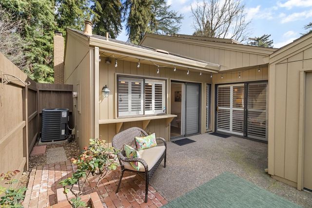 2240 Swarthmore Dr, Sacramento, CA 95825