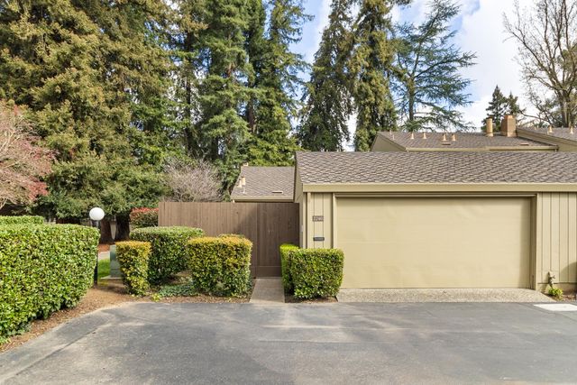 2240 Swarthmore Dr, Sacramento, CA 95825