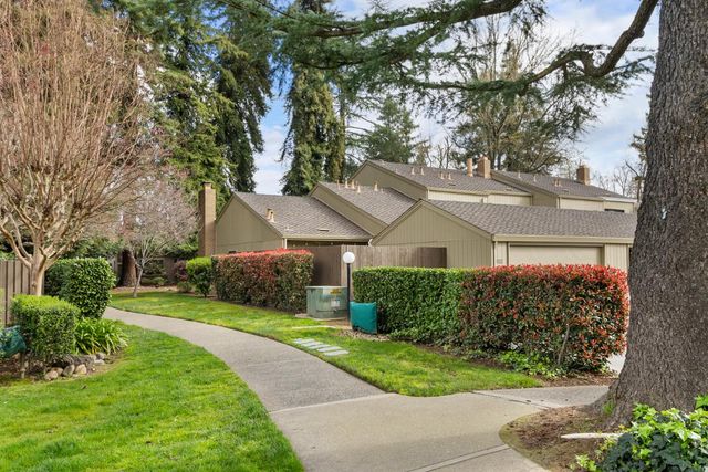 2240 Swarthmore Dr, Sacramento, CA 95825