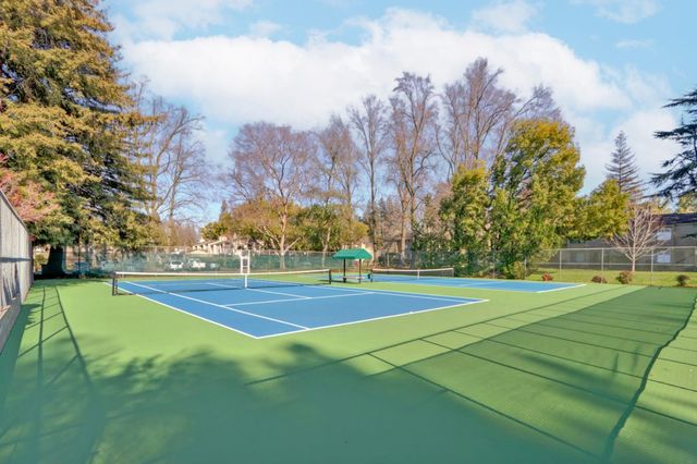 2240 Swarthmore Dr, Sacramento, CA 95825