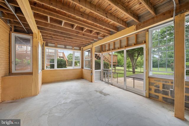 99 FOX LN, White Post, VA 22663