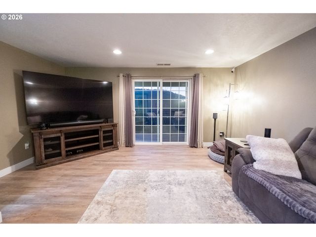 786 NORTH VIEW Dr, Winchester, OR 97495