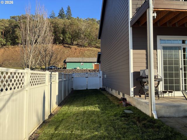 786 NORTH VIEW Dr, Winchester, OR 97495