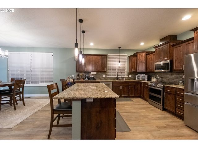 786 NORTH VIEW Dr, Winchester, OR 97495