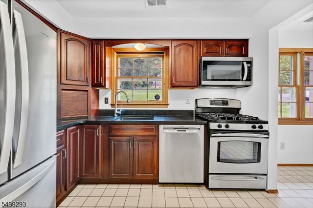 15 Linda Ln, Green Brook Twp., NJ 08812