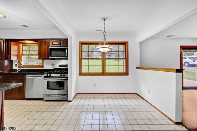 15 Linda Ln, Green Brook Twp., NJ 08812