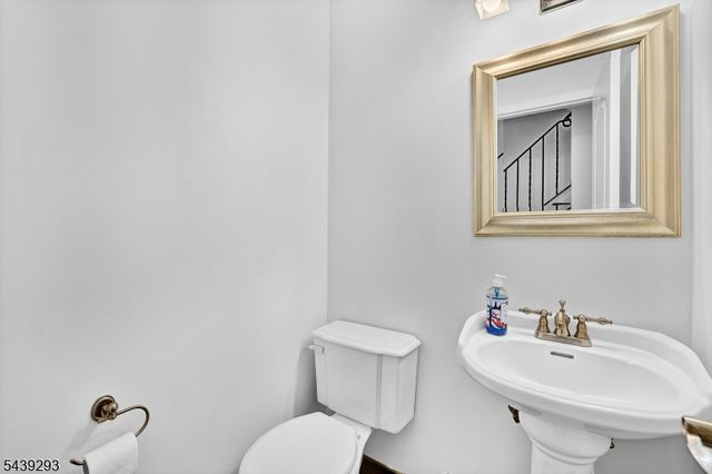 15 Linda Ln, Green Brook Twp., NJ 08812
