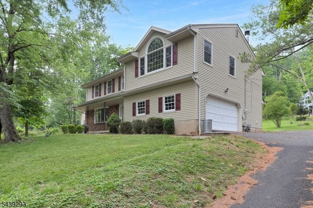 15 Linda Ln, Green Brook Twp., NJ 08812