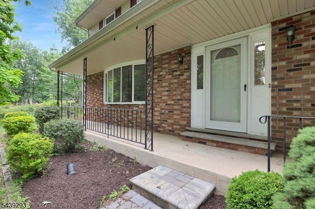 15 Linda Ln, Green Brook Twp., NJ 08812