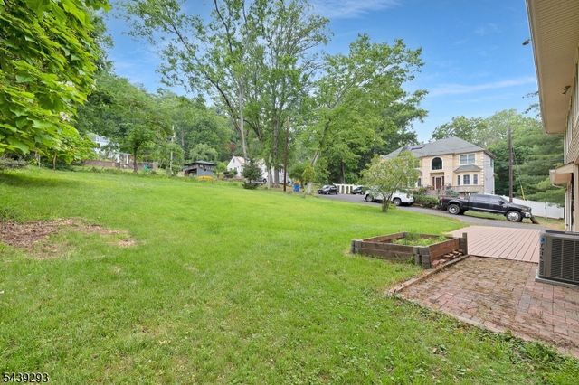 15 Linda Ln, Green Brook Twp., NJ 08812