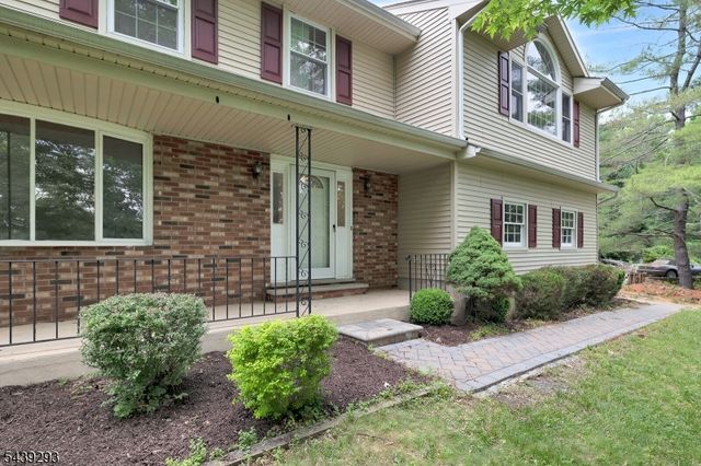 15 Linda Ln, Green Brook Twp., NJ 08812