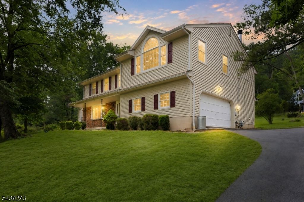 15 Linda Ln, Green Brook Twp., NJ 08812