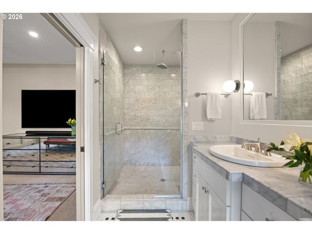 6228 Sw SWEETBRIAR Ct, Portland, OR 97221