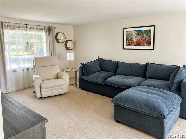 4696 Chapman Parkway, Hamburg, NY 14075