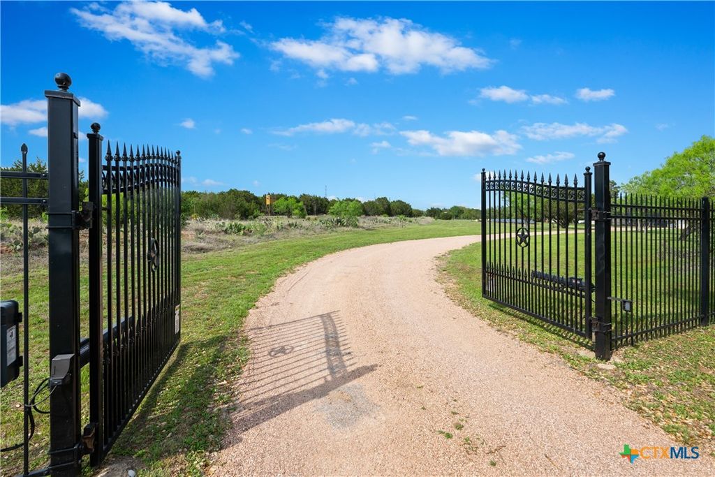 260 County Road 413, Spicewood, TX 78669