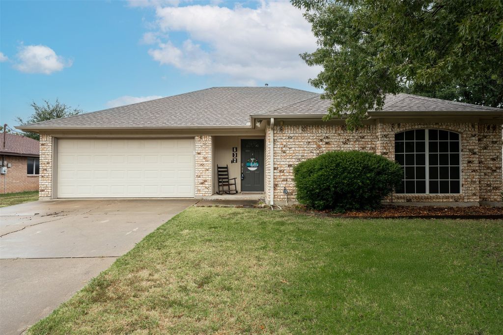 632 Meadow Lane, Roanoke, TX 76262