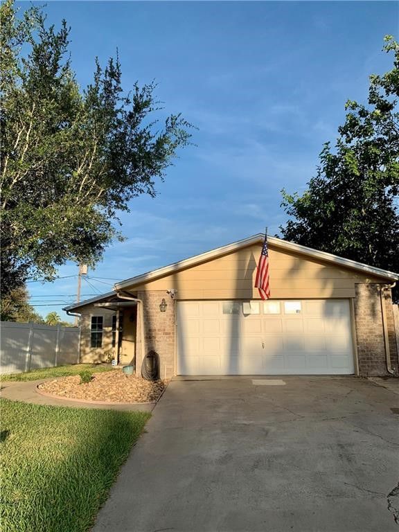 1305 Harbor Lights Dr, Corpus Christi, TX 78412