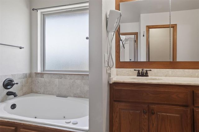 20977 Fall Creek Drive, Harrah, OK 73045