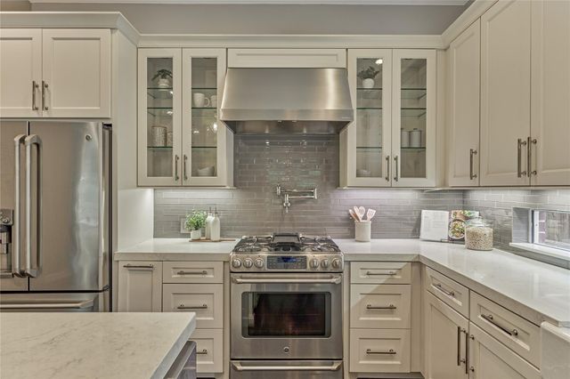 7 Gentry Oak Court, Spring, TX 77381