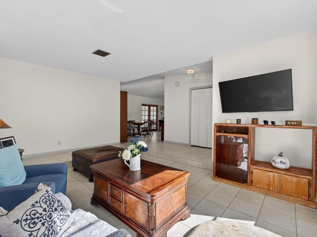 16319 E Cheltenham Drive E, Loxahatchee, FL 33470