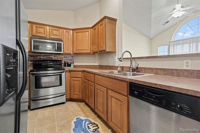 20006 Hidden Oaks Drive, Trenton, MI 48183