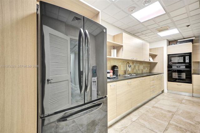 3530 Mystic Pointe Dr 415, Aventura, FL 33180