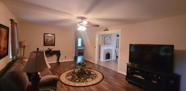 104 Oak Crest Dr, Tennessee Ridge, TN 37178