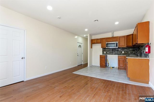 267 S 8th Street, Newark, NJ 07103