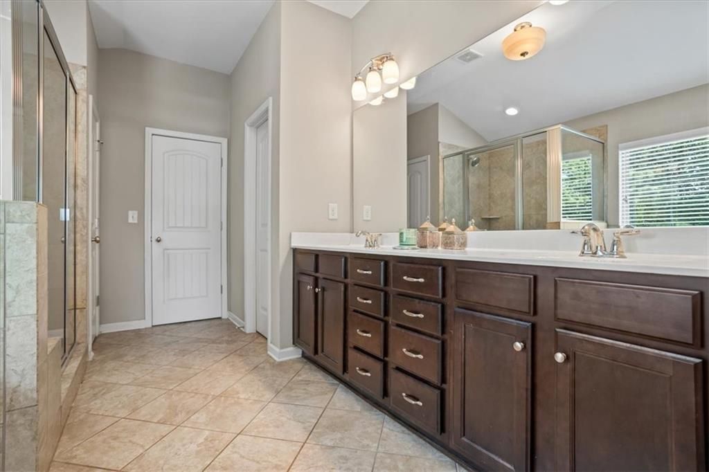 Image 26 of property listing at 4275 Hunters Walk Way, Cumming, GA 30028