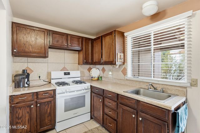 364 S Paseo Lobo, Green Valley, AZ 85614