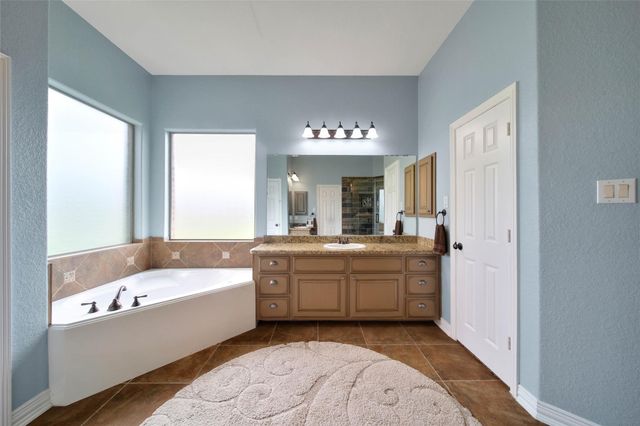 11710 Grandview Dr, Montgomery, TX 77356