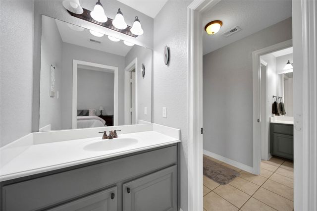 11710 Grandview Dr, Montgomery, TX 77356